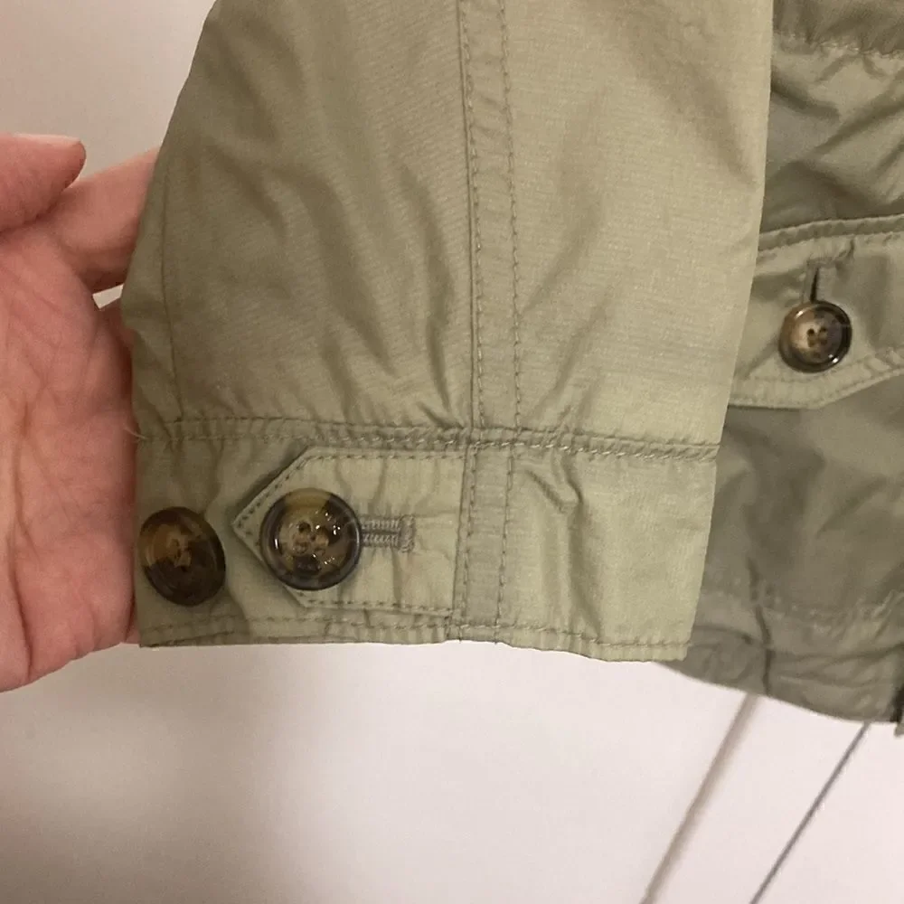 Burberry Boys Rain Jacket with Hood. Olive green Nylon. Size 4 Yr.
